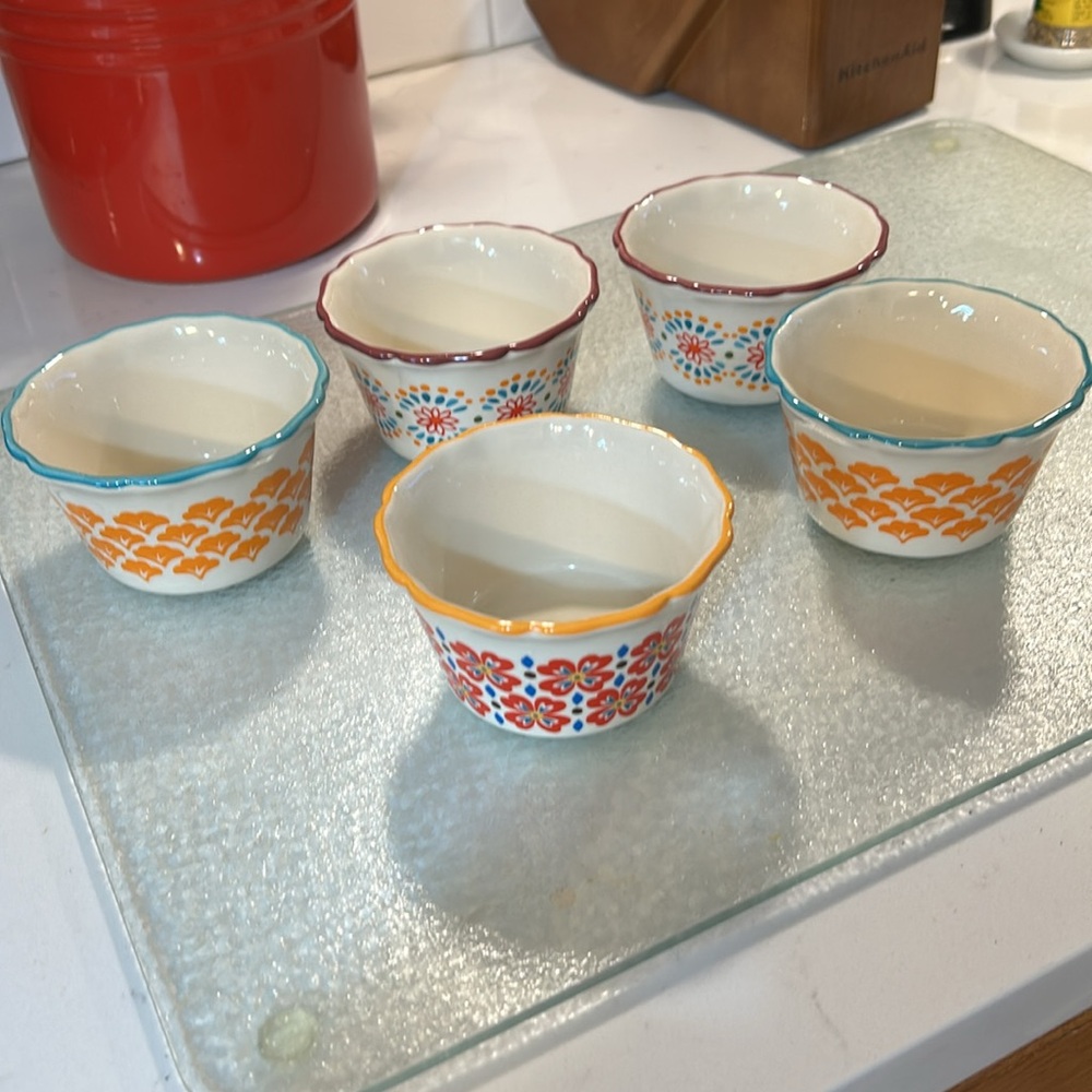 Pioneer women 5 ramekins and measuring cups 4 - Picture 5 of 9